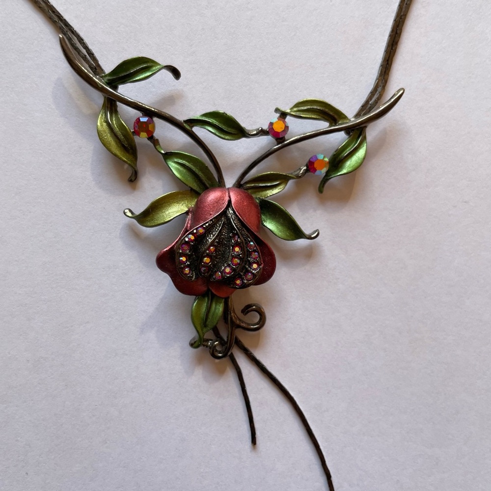 Elegant Rhinestone and Enamel Flower Necklace